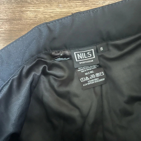 Nils ladies ski pant size 8 regular. Built in gators. One tiny tear shown - Picture 6 of 16